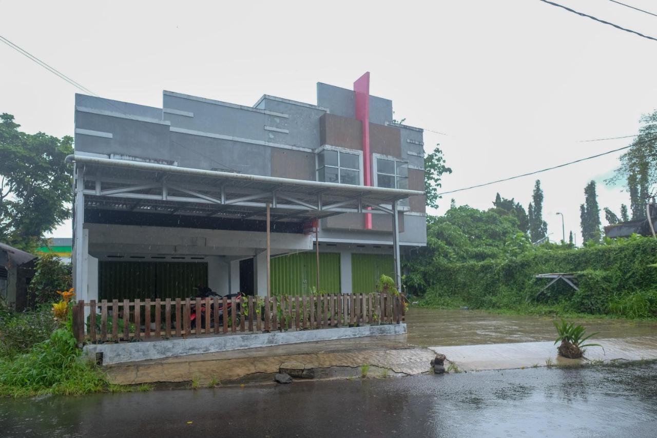 Reddoorz At Lapangan Bandara Sam Ratulangi Manado Hotel Kültér fotó